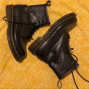 Like new black classic Dr Martens size 8